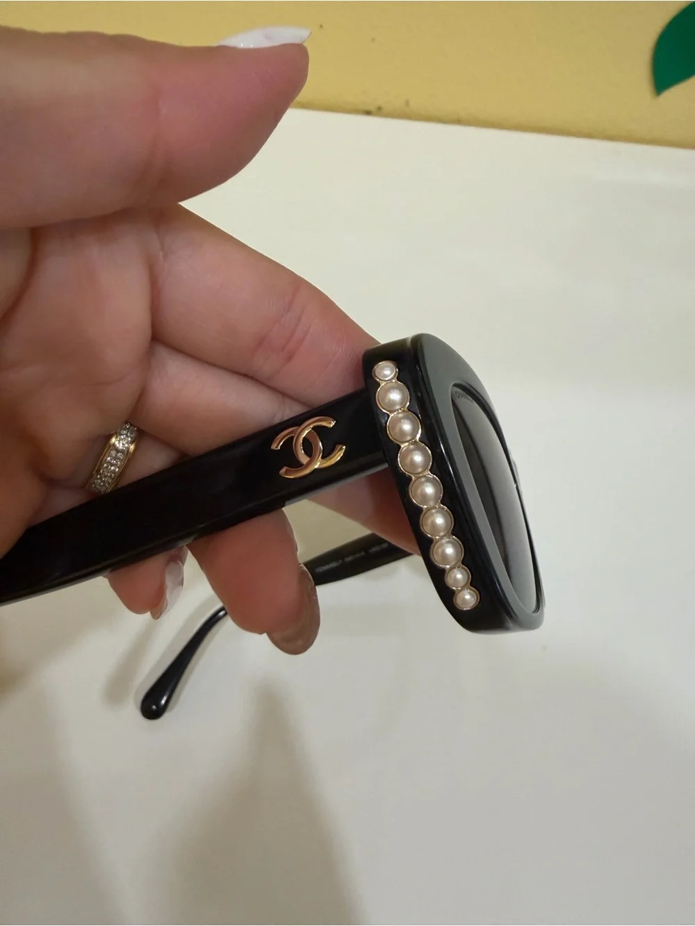 CHANEL Black Oversized Gradient Sunglasses with Quilted Case - Chic Logo Accent